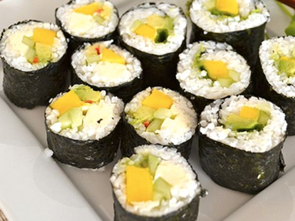 Sushi vegano con mango e avocado
