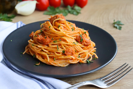 Pasta con il tonno a cubetti
