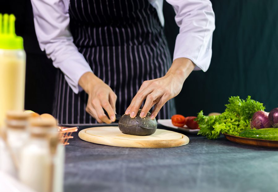Preparati per Halloween con Carbon bun, il pane nero per burger
