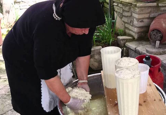 Preparazione del formaggio Halloumi